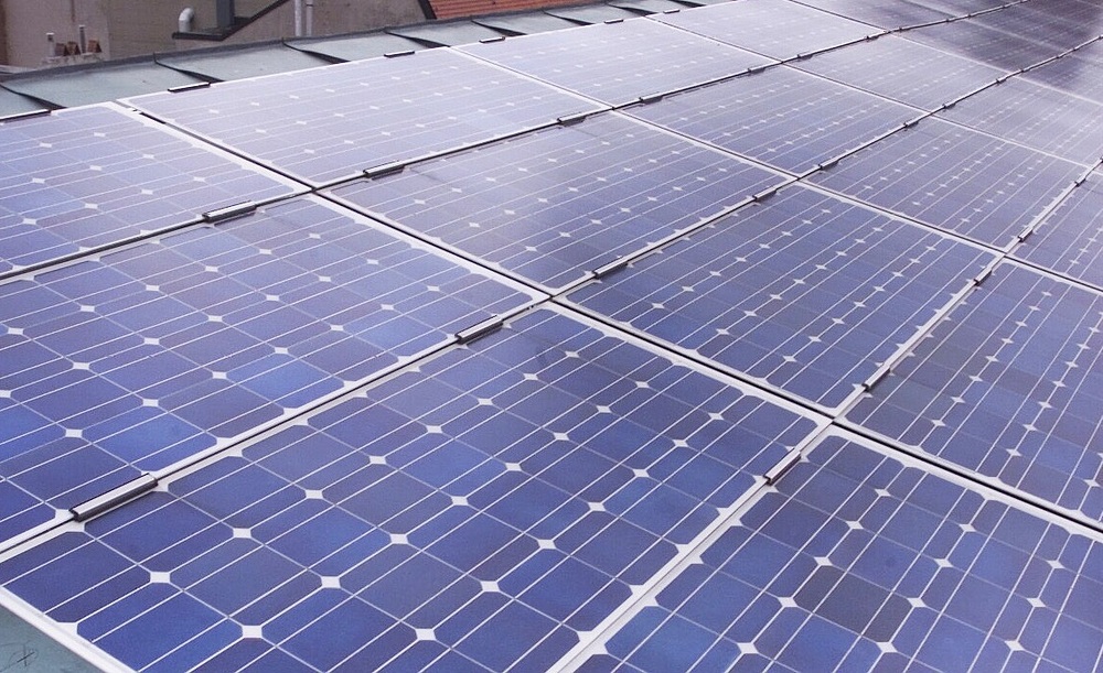 Photovoltaik-Panels auf einem kirchlichen Gebäude Wiens