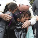 Papst Franziskus umarmt in der Päpstlich Katholischen Universität von Ecuador am 7. Juli 2015 drei Kinder.