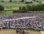 Brüder der Gemeinschaft von Taize (weiß) sitzen zwischen den Gläubigen bei der Gebetsfeier am 16. August 2015 in Taize.