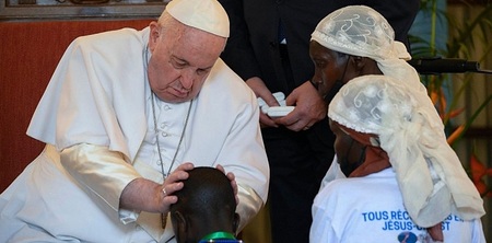 Papst segnet Gewaltopfer aus dem Osten des Kongo