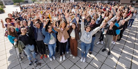 Jugendliche am Linzer Domplatz