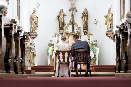 In der katholischen Kirche ist die Ehe ein Sakrament, also ein Zeichen, dass sich die Eheleute gegenseitig spenden. Im Sakrament der Ehe wird gefeiert, dass Gottes Treue in der Liebe zweier Menschen sichtbar wird. Gott schenkt im Sakrament den Eheleu