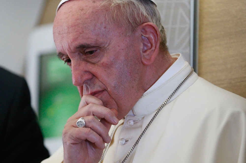 Papst Franziskus / © 2015 KNA, www.kna-bild.de - Nutzungsrechte vorbehalten., Paul Haring/CNS photo Papst Franziskus während der 'fliegenden Pressekonferenz' auf dem Flug von Bangui nach Rom am 30. November 2015.