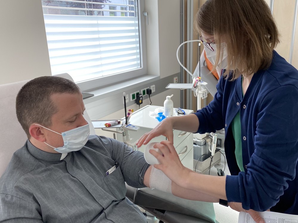 Wieselburger Pfarrer Daniel Kostrzycki spendet antikörperreiches Blutplasma / Diözese St.Pölten