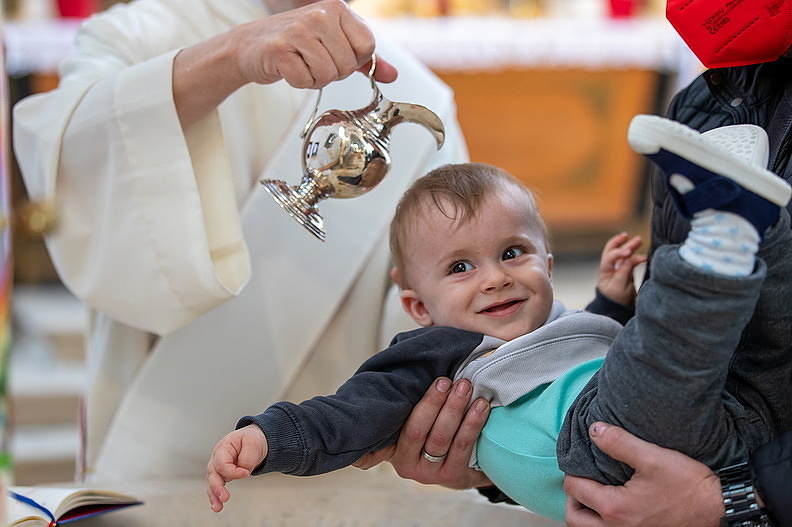 Bischöfe der EU gegen Löschung von Taufdaten / Erzdiözese Wien / Stephan Schönlaub Kind bei der Taufe