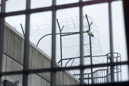 Blick aus dem vergitterten Fenster im Gef?ngnis. Justizanstalt Wien-Josefstadt. Wien, 25.9.2002? Franz Josef Rupprecht; A-7123 M?nchhof; Bank: Raiba M?nchhof (BLZ: 33054), Konto.-Nr.: 17.608 