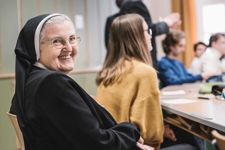 Ordensfrau lächelt in die Kamera