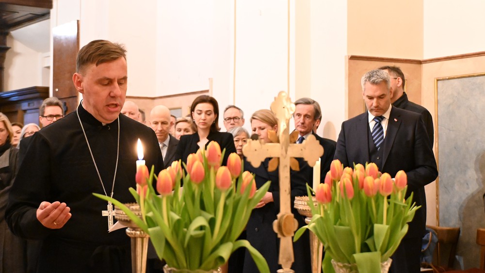 Bundesregierung bei Ukraine-Friedensgebet in Wiener Barbara-Kirche / Till Schönwälder/Kathpress