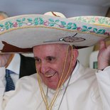 Papstreise nach Mexiko mit einem Zwischenstopp in Kuba. Bild: Papst Franziskus lacht und setzt sich am 12. Februar 2016 auf dem Flug nach Havanna einen Sombrero auf.
