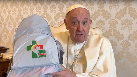 Papst mit Pilger-Rucksack für Weltjugendtag
