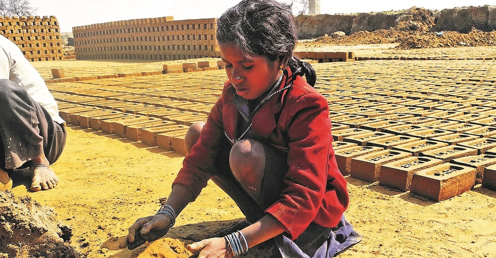 BILD zu OTS - Kinderarbeit in der Ziegelproduktion in Indien. 