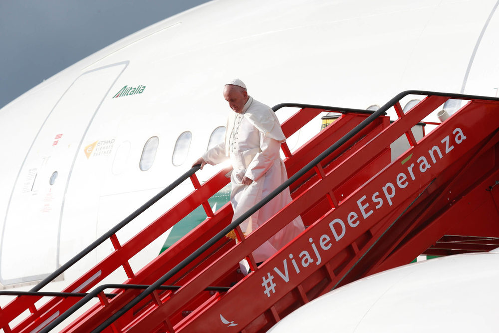Papst Franziskus steigt die Gangway herab am 6. September 2017 am Flughafen in Bogota.