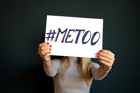 Frauenbewegung zur '#MeToo'-Kampagne: Auch im Umgang mit Ausländern oder religiösen Minderheiten steht die Menschenwürde zur Debatte