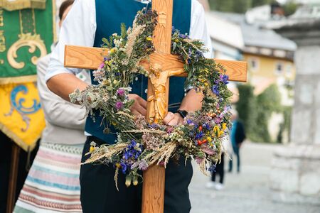 Kreuz mit Erntedanke-Krone