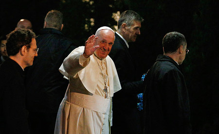 Papst Franziskus winkt bei seiner Ankunft bei dem Treffen mit den Bischöfen in der Apostolischen Nuntiatur am 23. November 2019 in Tokio.