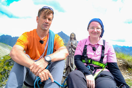 'FeierAbend', 'Bergw?rts.' 'Es gibt verschiedene Augenblicke, verschiedene Momente in meinem Leben wo ich auf der Suche war. Es war sicher ausschlaggebend, dass als ich knapp 6 Jahre alt war, ist meine Mutter gestorben. Und auf der Suche nach einer A