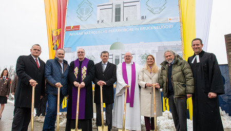 Spatenstich für neue Kirche am Hauptplatz von Bruckneudorf