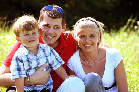 Familie auf einer Wiese / bilderbox.at