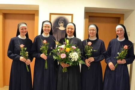 Mutter Mirjam Schmedler (Mitte) mit Generalrätinnen der Vorauer Marienschwestern