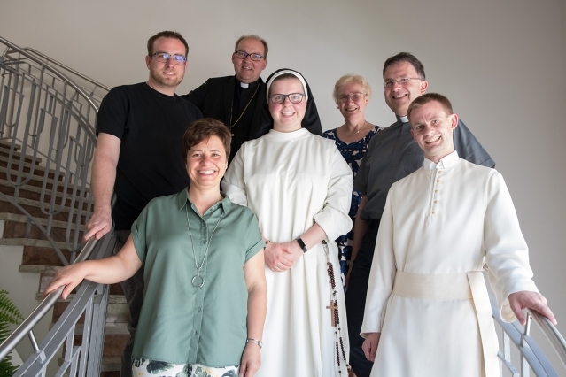 Erzählten, wozu sie sich berufen fühlen: Vordere Reihe v. li.: Miriam Novais da Silva, Sr. Katharina Margreiter, Leopold Jürgen Baumberger. Hintere Reihe: Hannes Dreml, Bischof Hermann Glettler, Irene Blaschke und Roland Buemberger. / Foto: Sigl