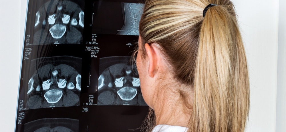 Krankenschwester mit Befund / bilderbox.com / Wodicka Krankenschwester mit Befund