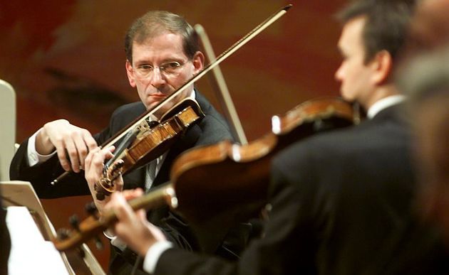 Hellsberg, Philharmoniker / Franz Josef Rupprecht Clemens Hellsberg (Wiener Philharmoniker).Interreligi?ses Gebet f?r die Opfer des Terroranschlages auf das World Trade Center in New York. Wien, Hofburg, 08.10.2001 ? Franz Josef Rupprecht, A-7123 M?nchhof, Bank: Raika M?nchhof (BLZ 33054)