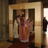 Bischof Ludwig Schwarz durchschreitet die Heilige Pforte im Mariendom zu Linz