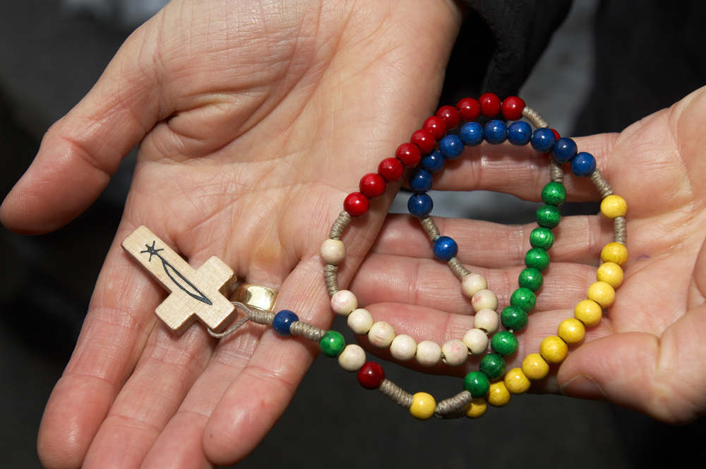 Bunter Rosenkranz auf offener Hand / H?nde.     Gugging, 11.2.2006         ? Franz Josef Rupprecht; A-7123 M?nchhof; Bank: Raiffeisenbank M?nchhof (BLZ: 33054), Konto.-Nr.: 17.608 