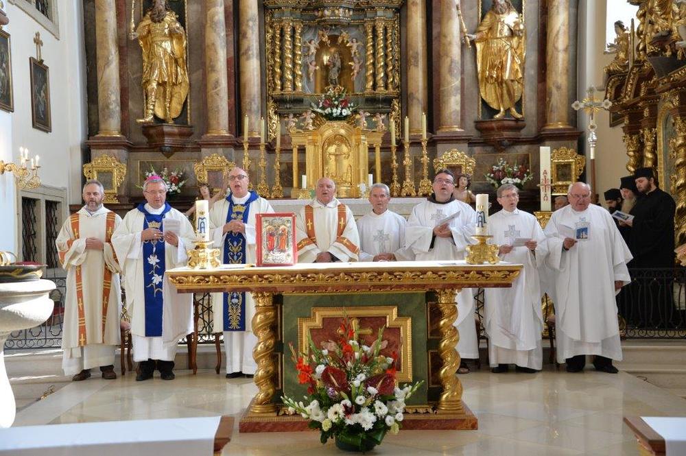 Bischof András Veres aus Györ und Bischof Ägidius Zsifkovics feierten gemeinsam mit den Pilgern der Dreiländerwallfahrt