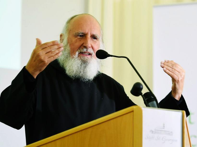 P. Anselm Grün / WEISS / Walter Fritz Anselm Grün: Schicksal spirituell deuten statt in Opferrolle verharren