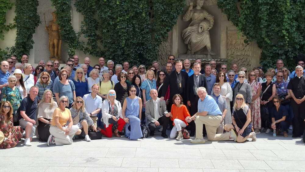 Erzbischof Josef Grünwidl mit der Pilgergruppe aus Amerika / Pilger Erzbischof Josef Grünwidl mit der Pilgergruppe aus Amerika