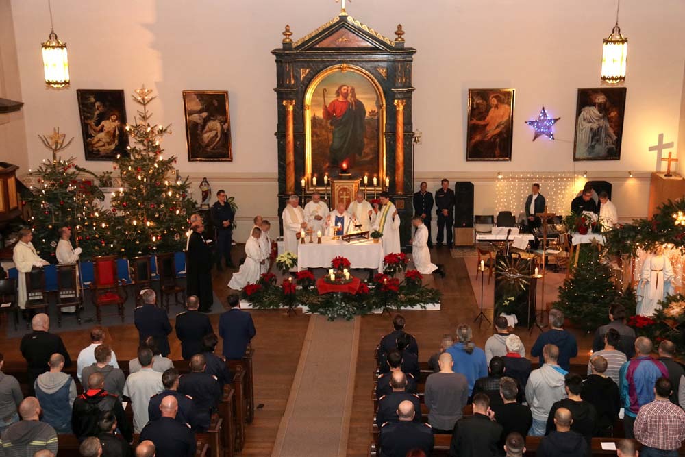 Bischof Küng und Bischof Leichtfried bei einer Justizanstalts-Weihnachtsmesse / Studio213203 Rabenstein