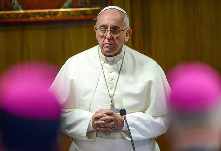 Papst Franziskus / © 2014 KNA, www.kna-bild.de - Nutzungsrechte vorbehalten., Cristian Gennari/Siciliani Papst Franziskus eröffnet am 6. Oktober 2014 in der Synodenaula des Vatikan die Familiensynode, zu der Kardinäle und Bischöfe aus der ganzen Welt gekommen sind.