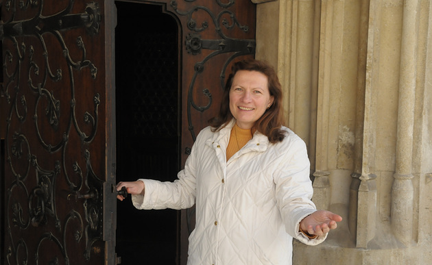 Pastoralassistentin / Rupprecht@kathbild.at, Franz Josef Rupprecht Elisabeth Obermayer, Pastoralassistentin, einladend vor der offenen Kirchent?r