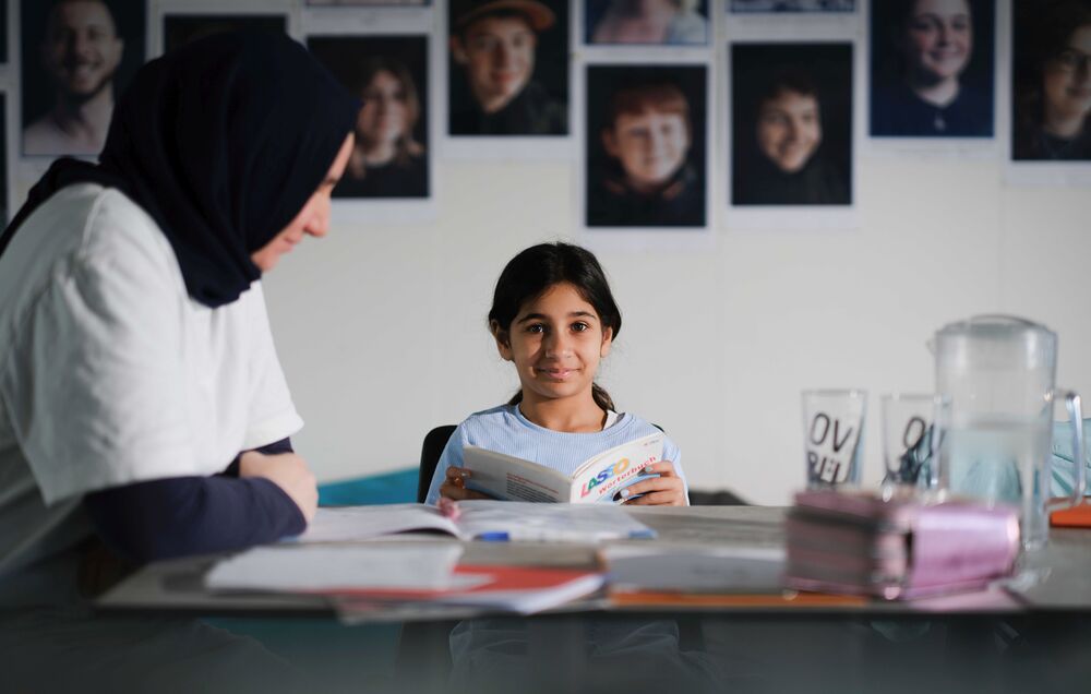 Mädchen und Betreuerin im Caritas-Lerncafe / Caritas Vorarlberg Mädchen und Betreuerin im Caritas-Lerncafe