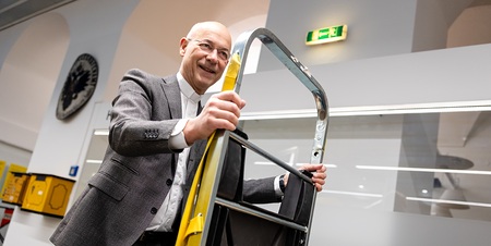 Dompfarrer Faber vor Weihnachten im Dienst der Post