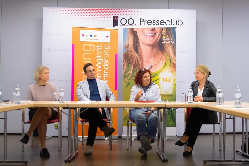 Gruppenfoto; Pressekonferenz 'Mitten im Leben dem Tod begegnen'. / Diäzese Linz / Maria Appenzeller V. l.: Barbara Lanzerstorfer-Holzner (TelefonSeelsorge O? - Notruf 142), Klemens Hafner-Hanner (Teamleitung Familienberatung der Di?zese Linz, BEZIEHUNGLEBEN.AT), Mechthild Schroeter-Rupieper (Familientrauerbegleiterin und Autorin), Silvia Breitwiese