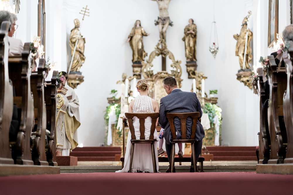 In der katholischen Kirche ist die Ehe ein Sakrament, also ein Zeichen, dass sich die Eheleute gegenseitig spenden. Im Sakrament der Ehe wird gefeiert, dass Gottes Treue in der Liebe zweier Menschen sichtbar wird. Gott schenkt im Sakrament den Eheleu