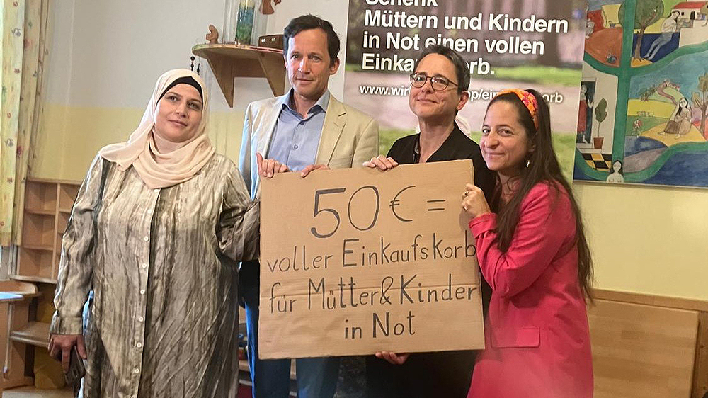 Caritas bittet um Spenden für Alleinerzieherinnen, u.a. mit Wiener Caritas-Direktor Schwertner, Kabarettistin Athanasiadis (r.)