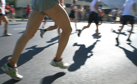 Marathonlaeufer beim Linz-Marathon [ (c) www.BilderBox.com, Erwin Wodicka, Siedlerzeile 3, A-4062 Thening, Tel. + 43 676 5103678.Verwendung nur gegen HONORAR, BELEG, URHEBERVERMERK nach AGBs auf bilderbox.com], aktiv, aktive, aktiven, aktiver, aktive