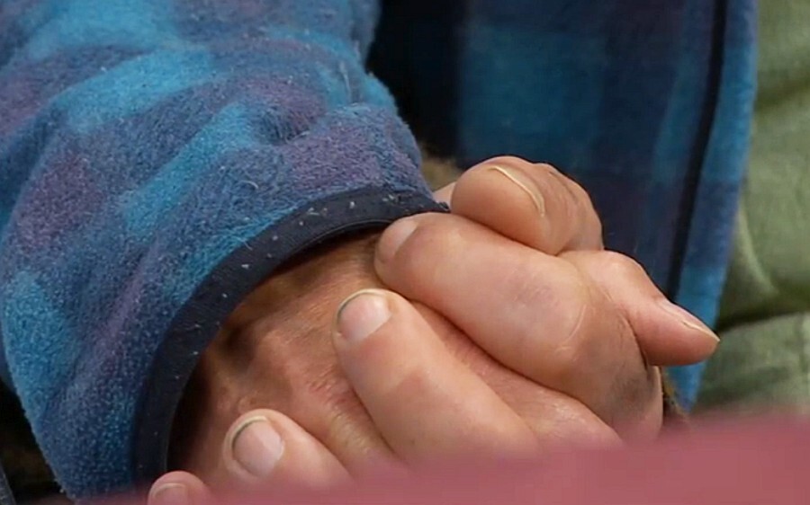 Betende Hände eines Obdachlosen / ctv Betende Hände eines Obdachlosen