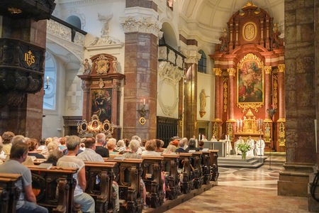 Katholischer Gottesdienst - 'Menschheit erwache!' - Live aus der Jesuitenkirche in Innsbruck: Pater Dominik Markl leitet den Gottesdienst. Die verbindende Kraft der alpenländischen Volksmusik und das Gebot der Nächstenliebe prägen die Messfeier. Sie 