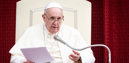 Papst Franziskus spricht am 2. September 2020 im Damasus-Hof im Vatikan, während der ersten wöchentlichen Generalaudienz mit Publikum nach einer durch die Corona-Pandemie bedingten monatelangen Pause.