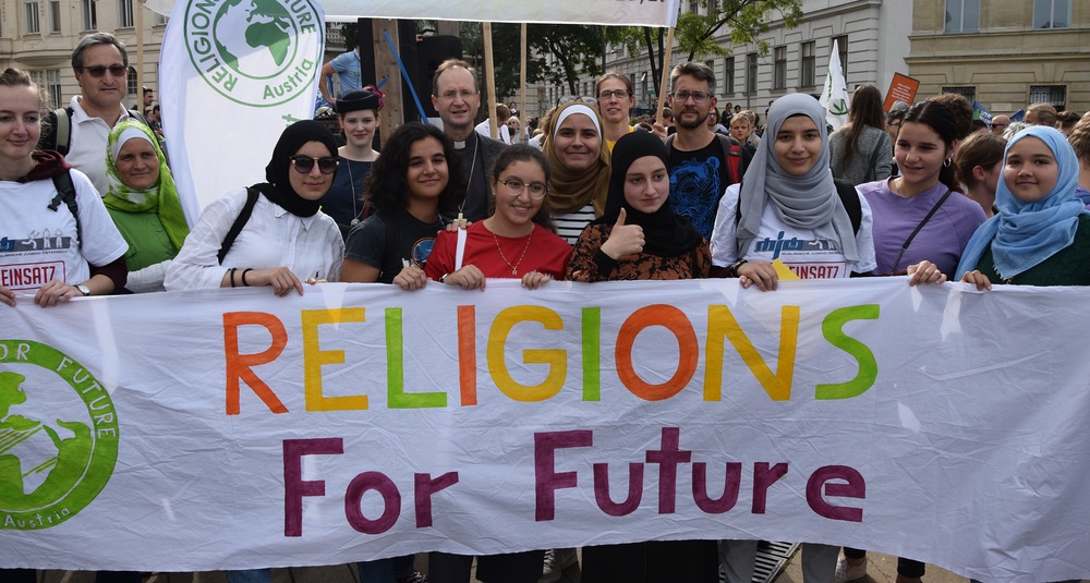 Der österreichische Jugendbischof Stephan Turnovszky ging Zusammen mit den 'Religions for Future' auf die Straße