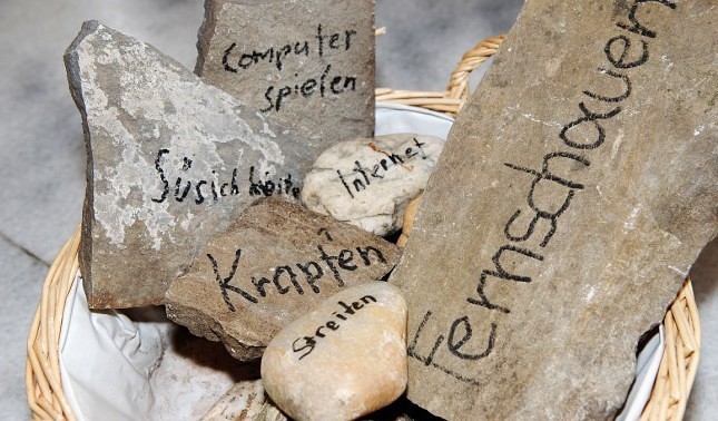 Auf Steine geschriebene Verzichtsvorsätze für die Fastenzeit / kathbild.at / Rupprecht