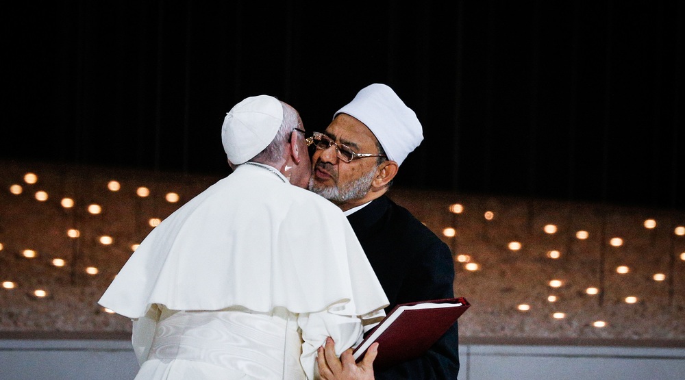 Papst Franziskus und Ahmad al-Tayyeb (Ahmed al-Tayyib), Großscheich der al-Azhar-Universität, umarmen sich am 4. Februar 2019 während eines interreligiösen Treffens in Abu Dhabi.