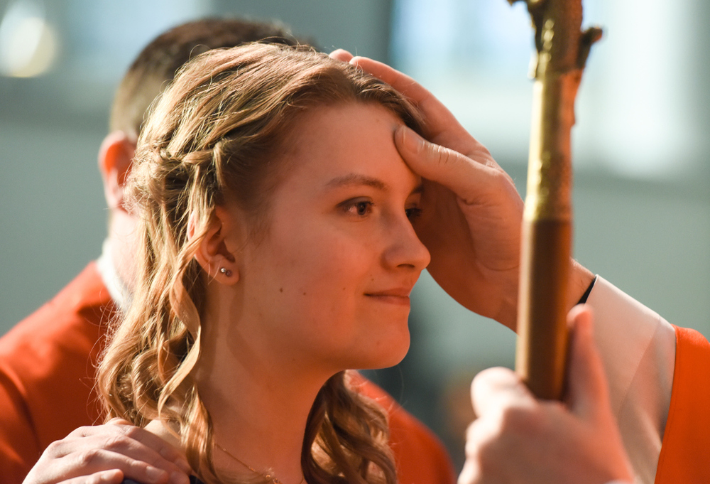 Firmung einer Jugendlichen im Altenberger Dom in Odenthal am 4. Mai 2016. Der Weihbischof macht ein Kreuzzeichen auf die Stirn einer jungen Frau. Dieses Bild ist Teil des Features 'Firmung'.
