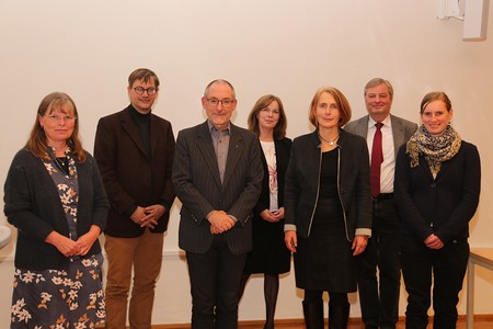 Veranstaltende der Universität Salzburg mit dem Referenten des Abends und Verwandten von Ulrich Winkler, u. a. Assoz. Prof. Martin Rötting (2. v. li, Leiter Fachbereich Systematische Theologie), P. Christian Rutishauser SJ (3. v. li, Zentraleuropäisc