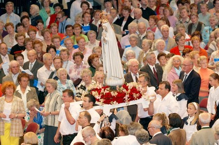 Einzug der Fatimastatue bei der Maria Namen-Feier