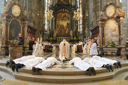 Kardinal Christoph Sch?nborn, Priesterweihe: Wojciech Chmielewski, Br. Klaus Alois H?ls Sam. FLUHM, Bernd Kolodziejczak, Br. Michael H?ger Sam. FLUHM, Br. Andreas Vincenz Rager Sam. FLUHM, Lukasz Skiba